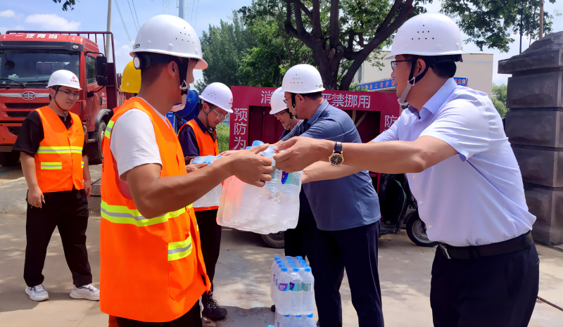 Jimo District Housing and Urban-Rural Development Bureau išiel do inšpekcie a výskumu projektu Inwent Auto Parts Industrial Park a vykonával aktivity na stavenisku „Prineste chlad“